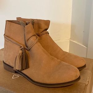 Lucky brand like NEW tan booties w/ tassels 7.5